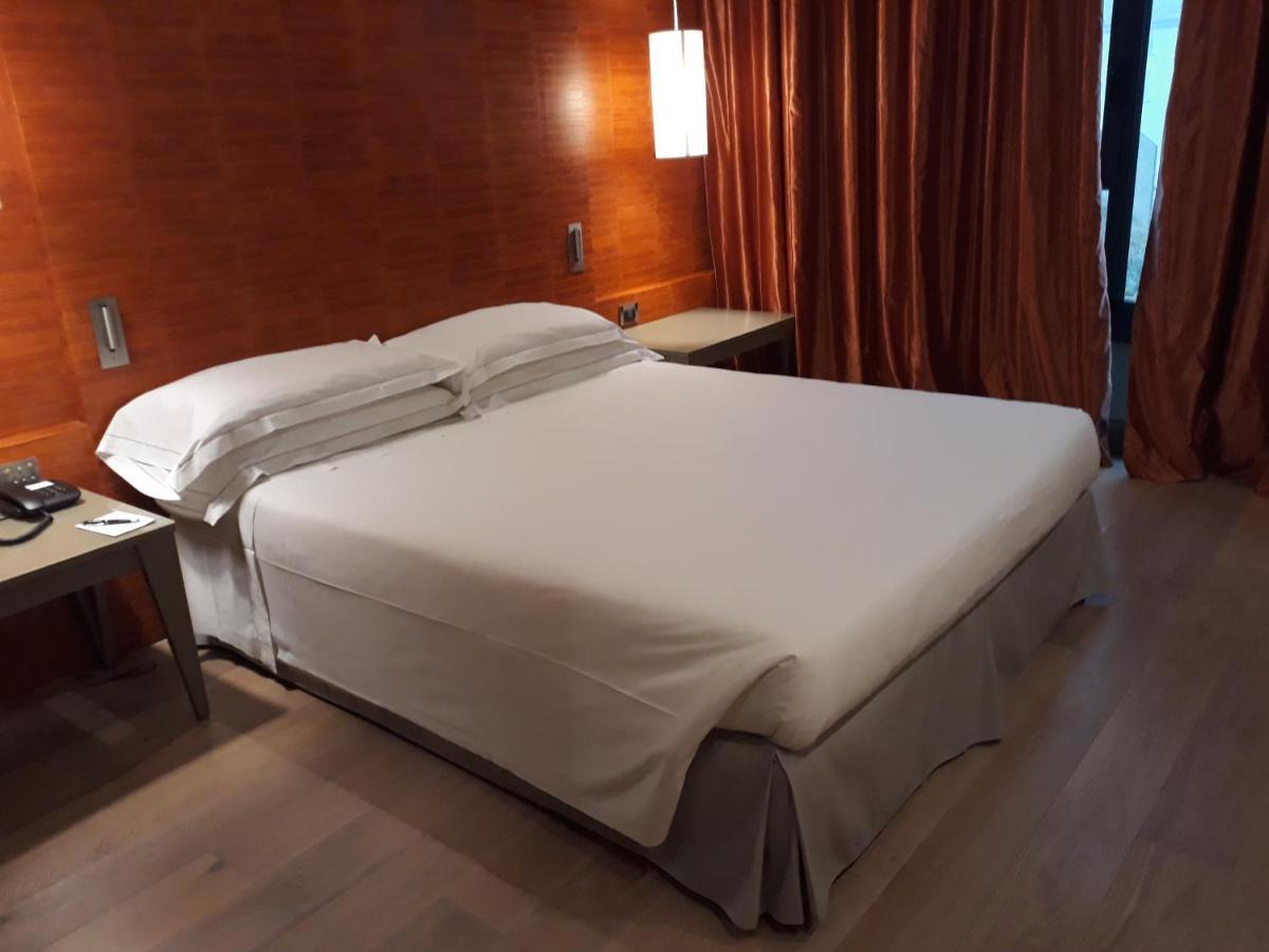 Grand Hotel De La Ville Parma Zewnętrze zdjęcie A bed
