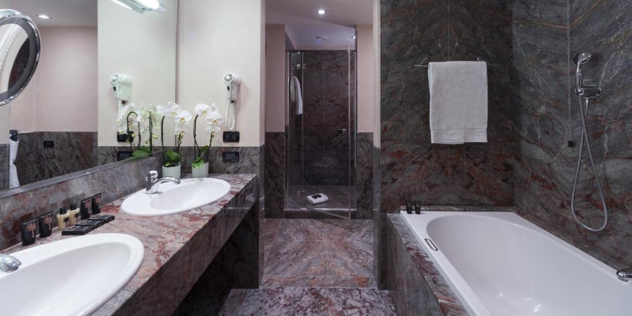Grand Hotel De La Ville Parma Zewnętrze zdjęcie A bathroom in a hotel