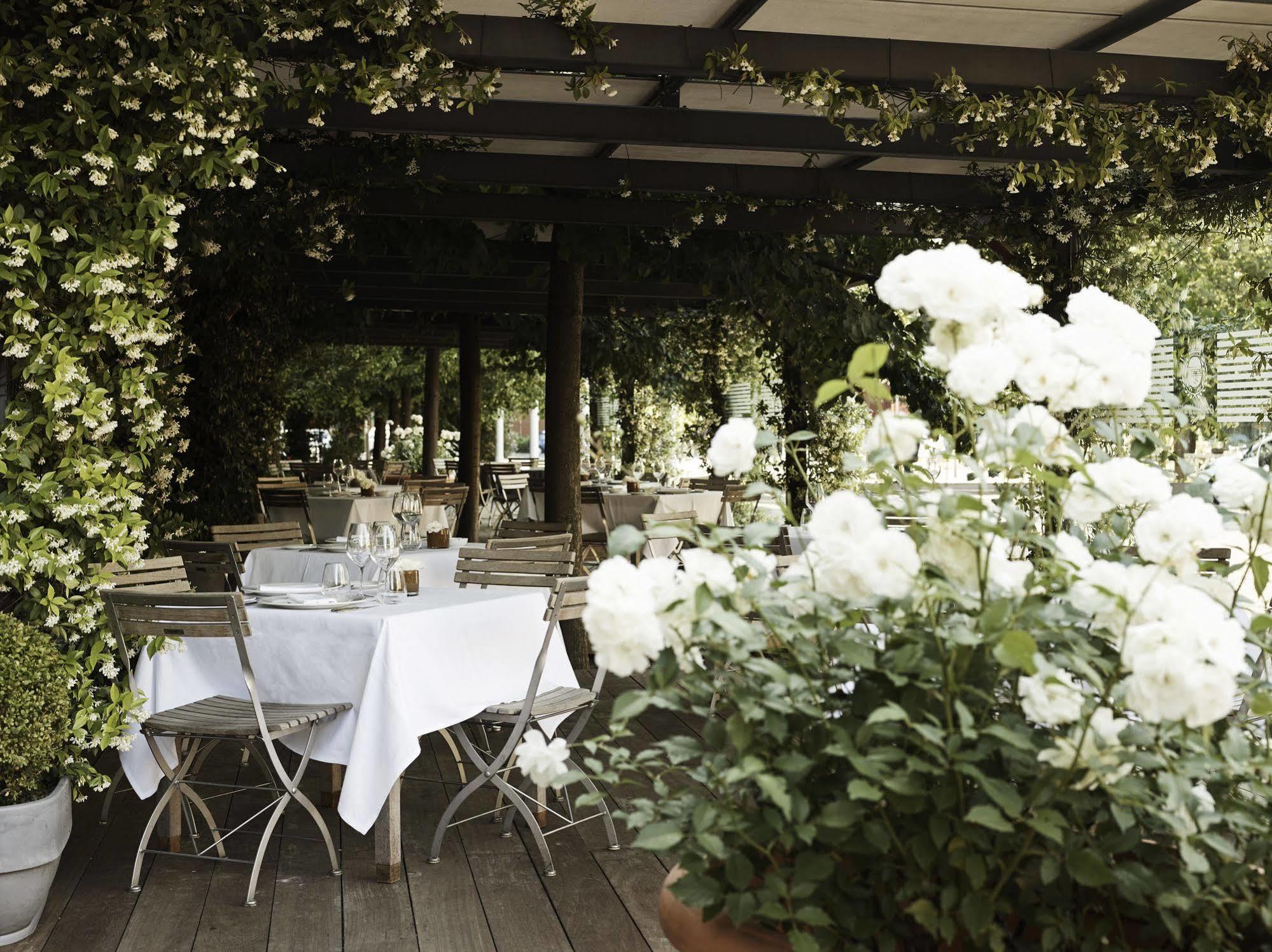 Grand Hotel De La Ville Parma Zewnętrze zdjęcie The restaurant's terrace